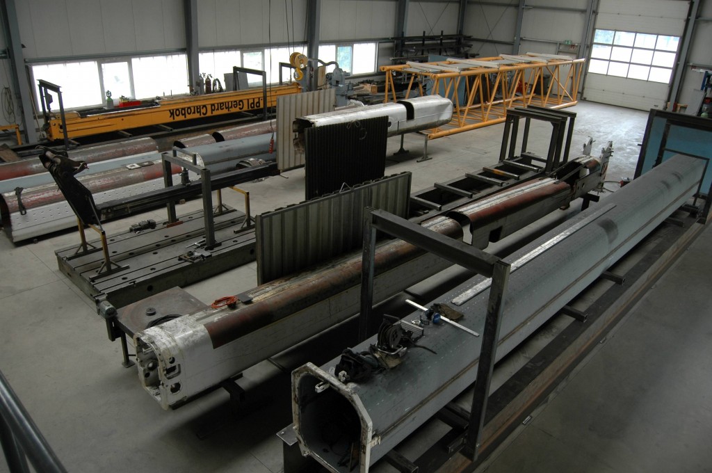 Stahlbauhalle mit Schweißtischen hoher Spannkraft für Fertigung bzw. Reparatur von Kranauslegern